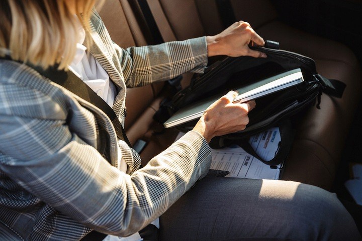 Cum să transporti un laptop? Rucsac, husă sau geantă - unde va fi laptopul în siguranță?