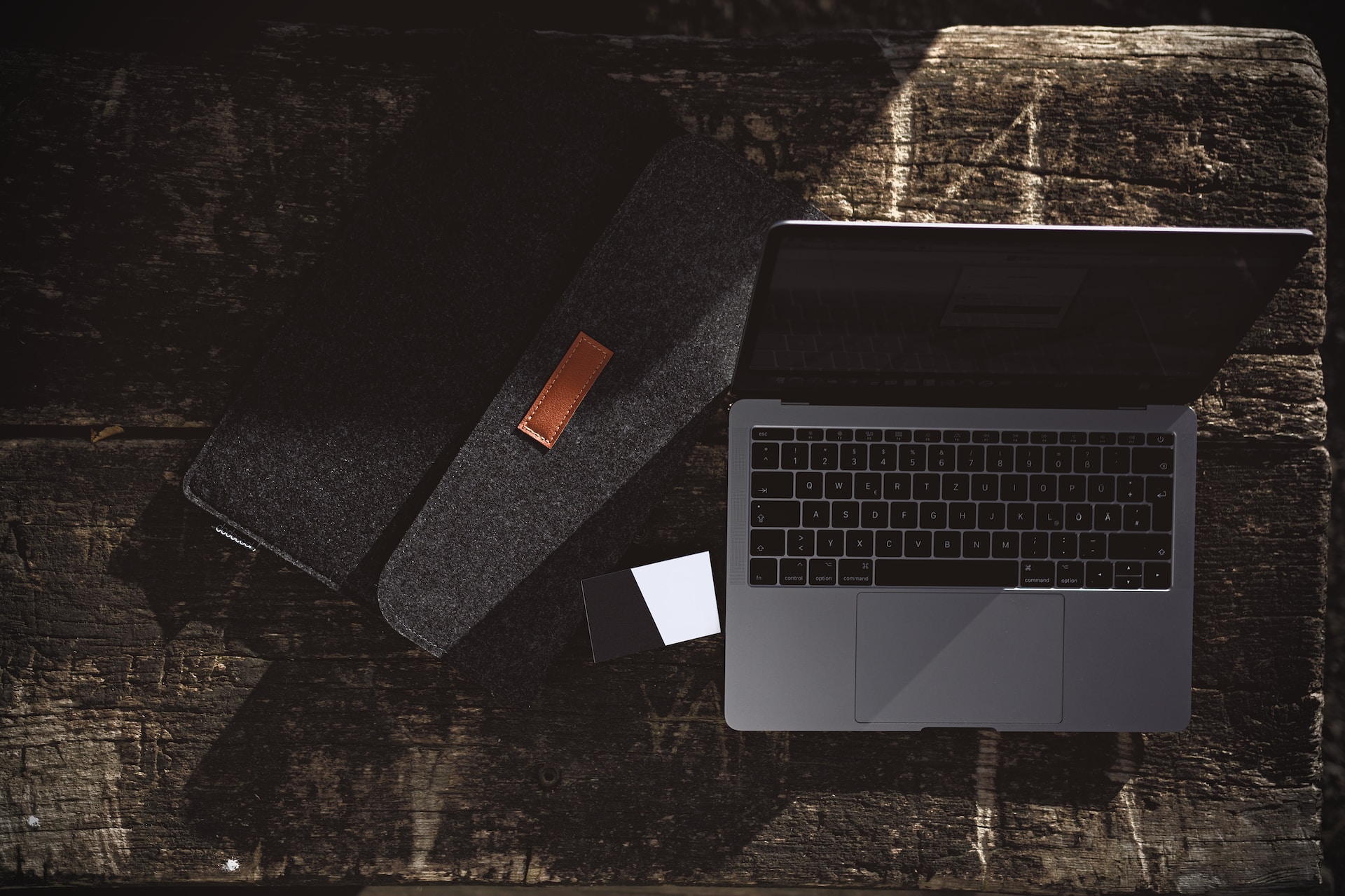 Gențile pentru Laptop: Ghid Complet pentru Protecția Optimă a Dispozitivului Tău