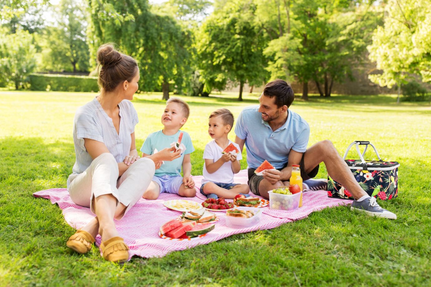 Ce să iei cu tine la picnic? Rețeta pentru o zi reușită în aer liber